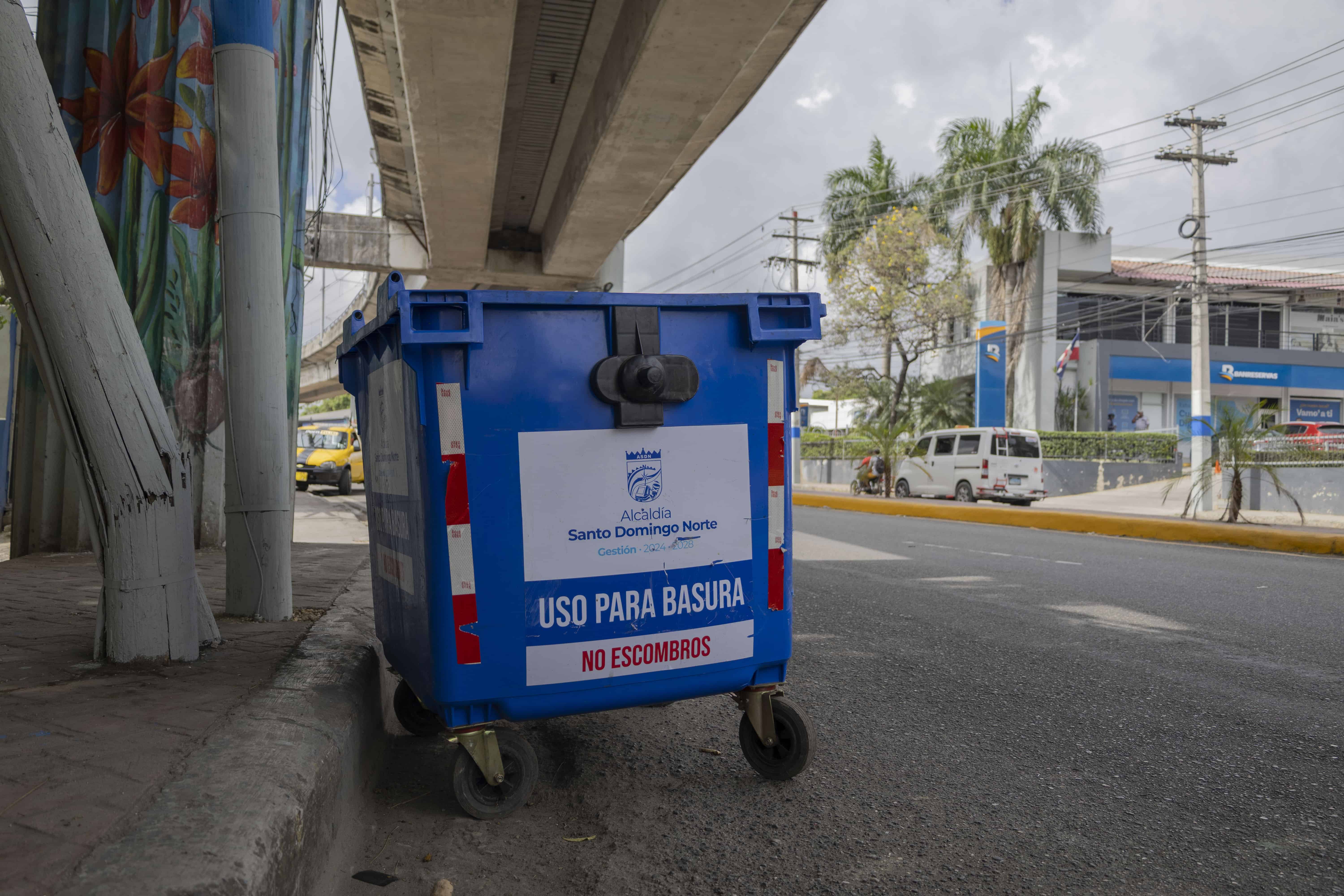 Algunos de los contenedores puestos por el ayuntamiento en la avenida Hermanas Mirabal