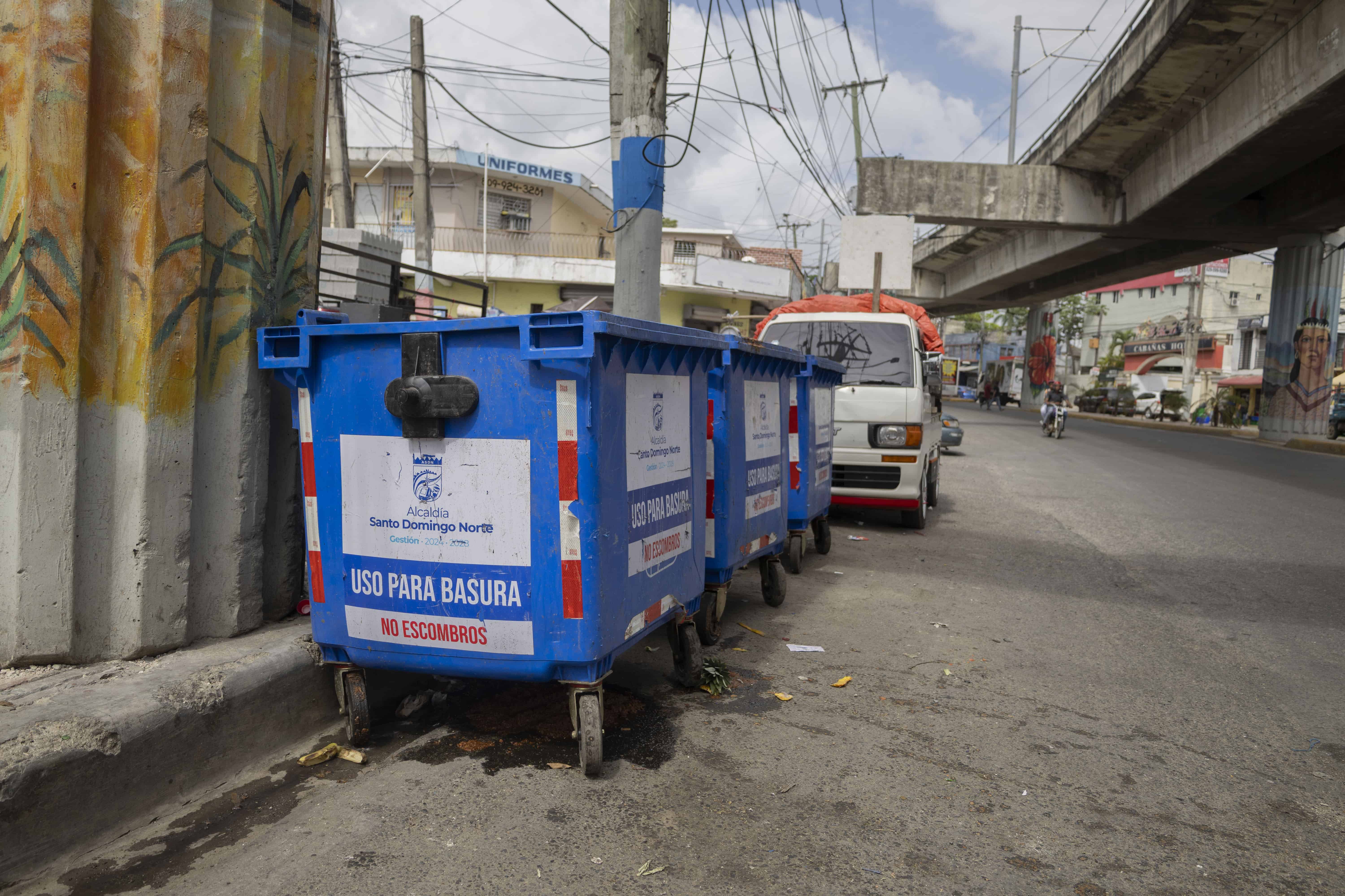 Algunos de los contenedores puestos por el ayuntamiento en la avenida Hermanas Mirabal