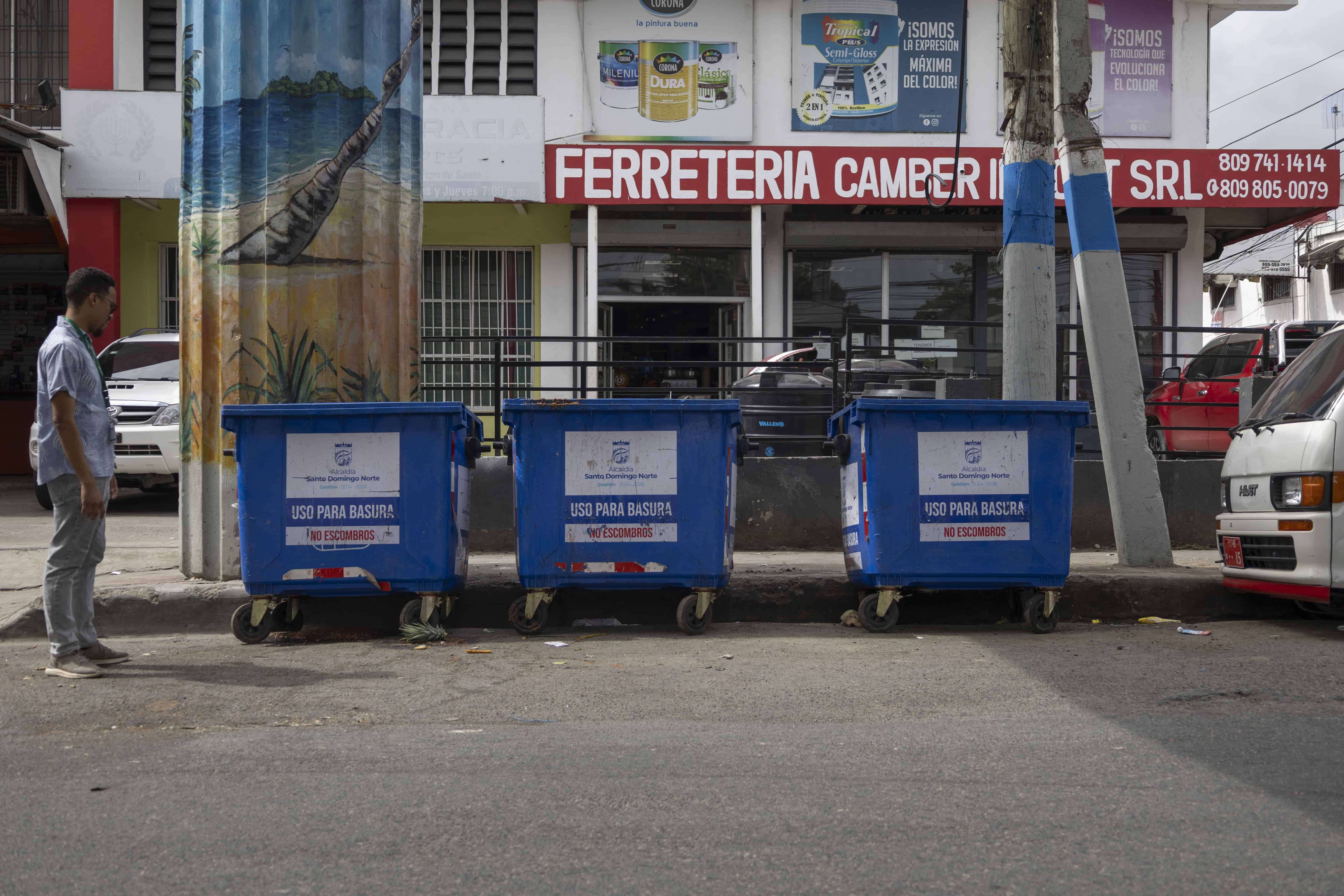Algunos de los contenedores puestos por el ayuntamiento en la avenida Hermanas Mirabal