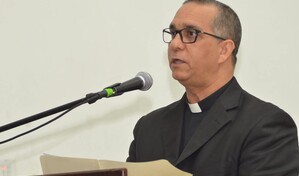 Arzobispo de Santiago plantea interrogantes sobre acuerdo para recibir deportados desde EE.UU.