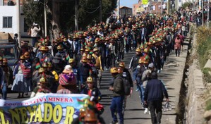 Gobierno de Bolivia acuerda con mineros, pero otras protestas mantienen bloqueada La Paz