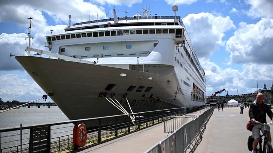 El crucero que estuvo confinado con un brote de gastroenteritis sale del puerto de Burdeos