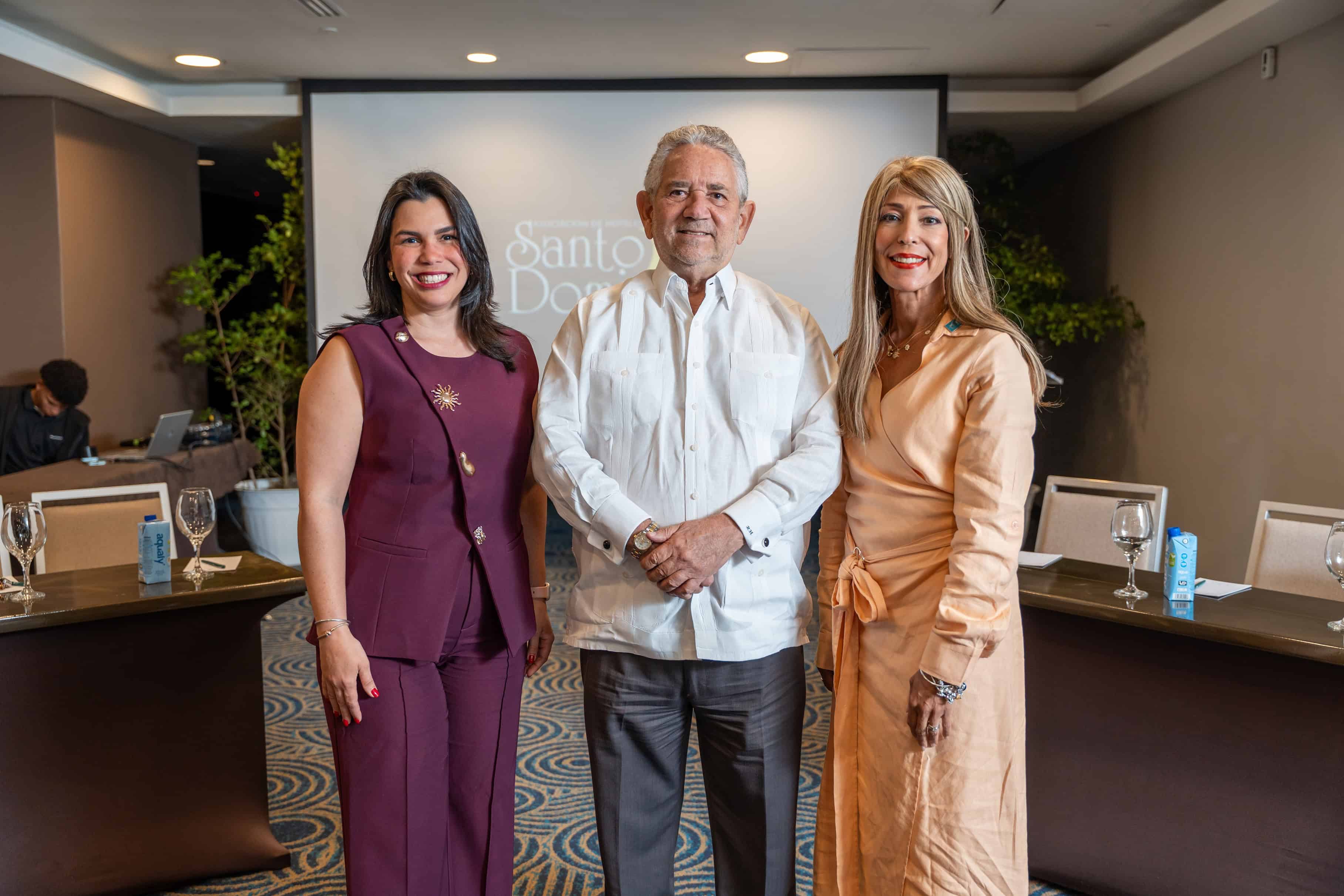 Yudit Garc&iacute;a, Roberto Henr&iacute;quez y Gina Eli.