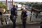 Hombre huye de la Polic&iacute;a y se atrinchera debajo de la estructura del puente Duarte