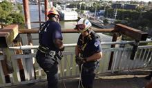 Hombre huye de la Polic&iacute;a y se atrinchera debajo de la estructura del puente Duarte