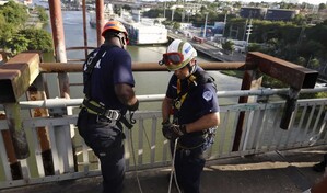 Hombre huye de la Polic&iacute;a y se atrinchera debajo de la estructura del puente Duarte