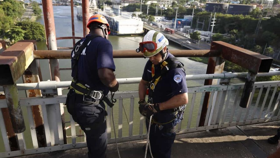 Hombre huye de la Polic&iacute;a y se atrinchera debajo de la estructura del puente Duarte