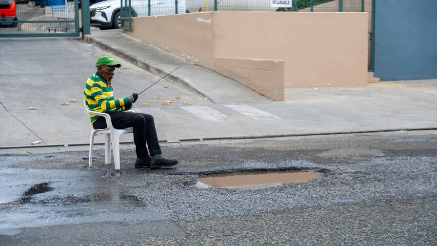 Persisten daños en la calle José Contreras pese a trabajos de repavimentación