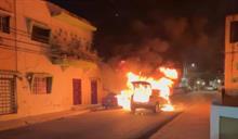 Se incendian dos veh&iacute;culos en una calle de la Zona Colonial