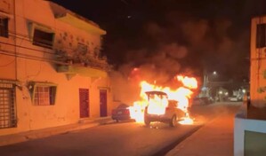 Se incendian dos veh&iacute;culos en una calle de la Zona Colonial