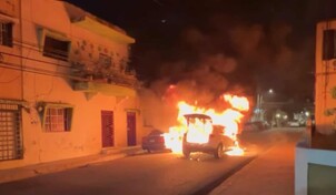 Se incendian dos veh&iacute;culos en una calle de la Zona Colonial