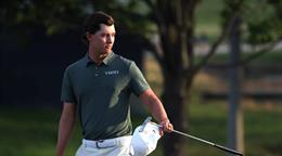 Estadounidenses Smalley y McNealy en cabeza de Campeonato PGA; Scheffler y Rahm retroceden