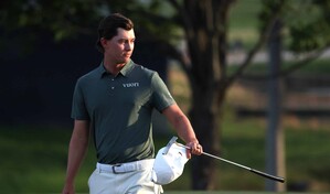 Estadounidenses Smalley y McNealy en cabeza de Campeonato PGA; Scheffler y Rahm retroceden