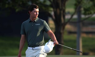 Estadounidenses Smalley y McNealy en cabeza de Campeonato PGA; Scheffler y Rahm retroceden