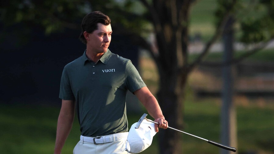 Estadounidenses Smalley y McNealy en cabeza de Campeonato PGA; Scheffler y Rahm retroceden