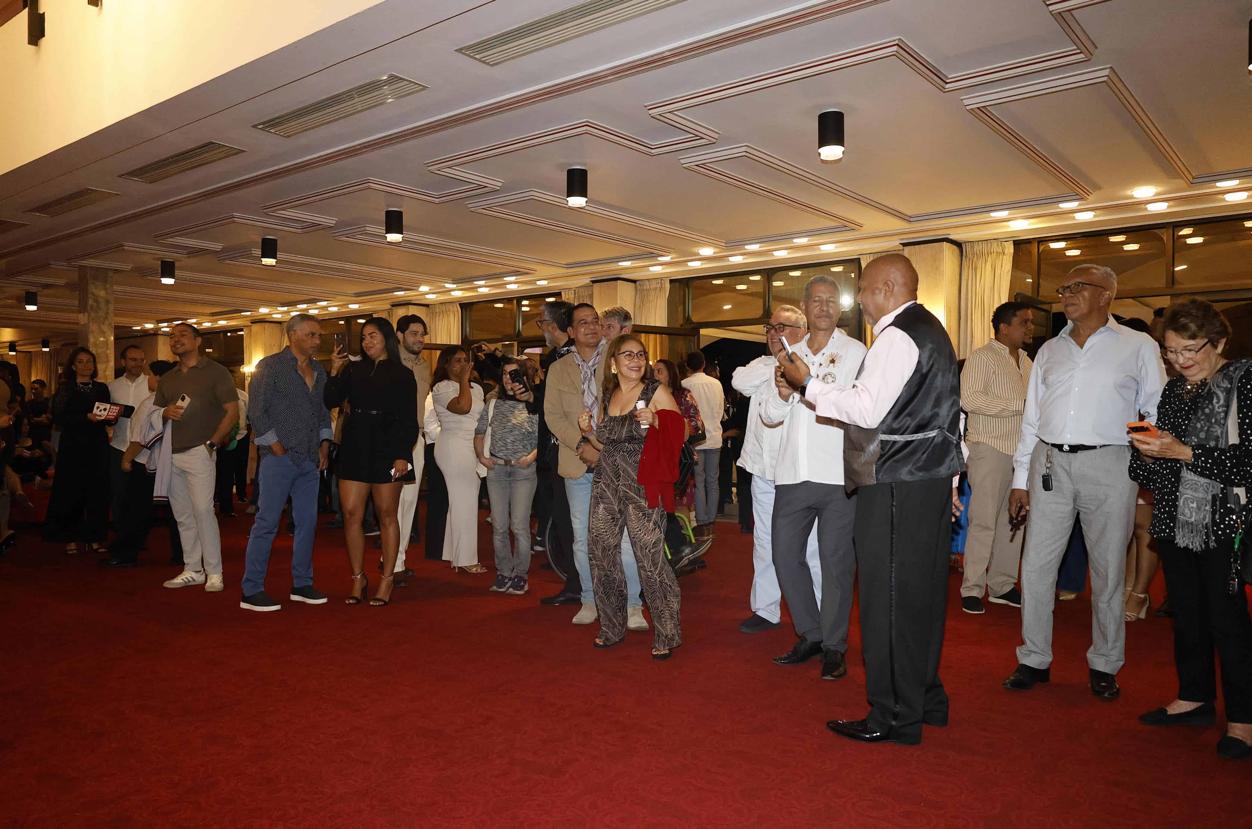 El p&uacute;blico previo a la presentaci&oacute;n de la obra.