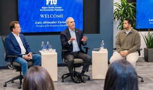 El presidente Luis Abinader llega a Miami y se re&uacute;ne con estudiantes dominicanos en Florida