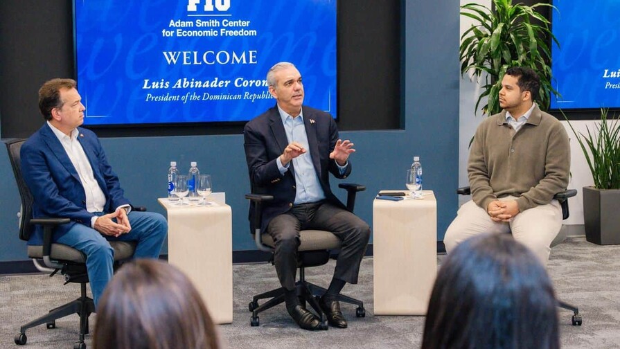 El presidente Luis Abinader llega a Miami y se re&uacute;ne con estudiantes dominicanos en Florida