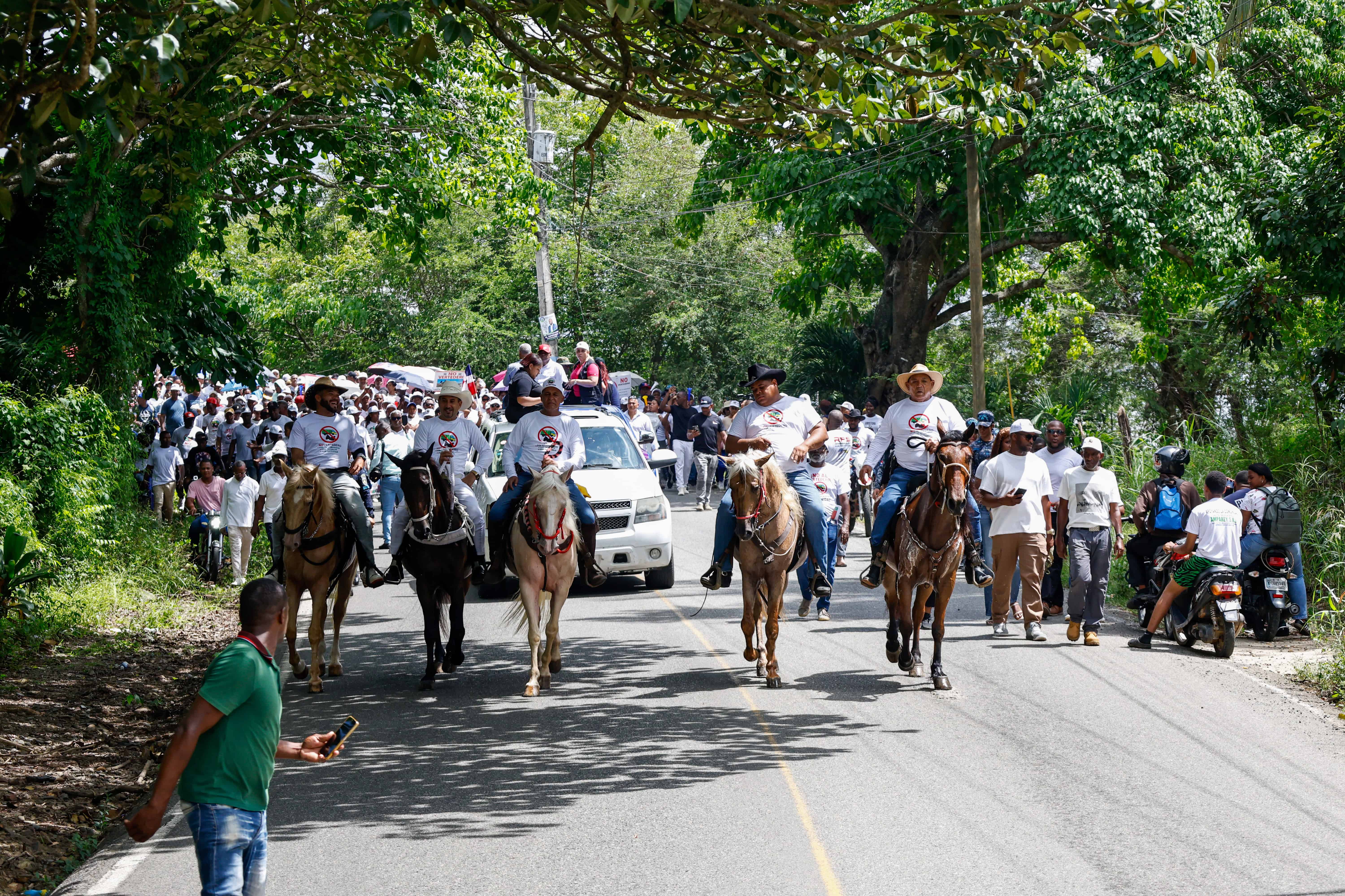La caravana fue acompañada de un grupo de comunitarios que se desplazó a caballo.