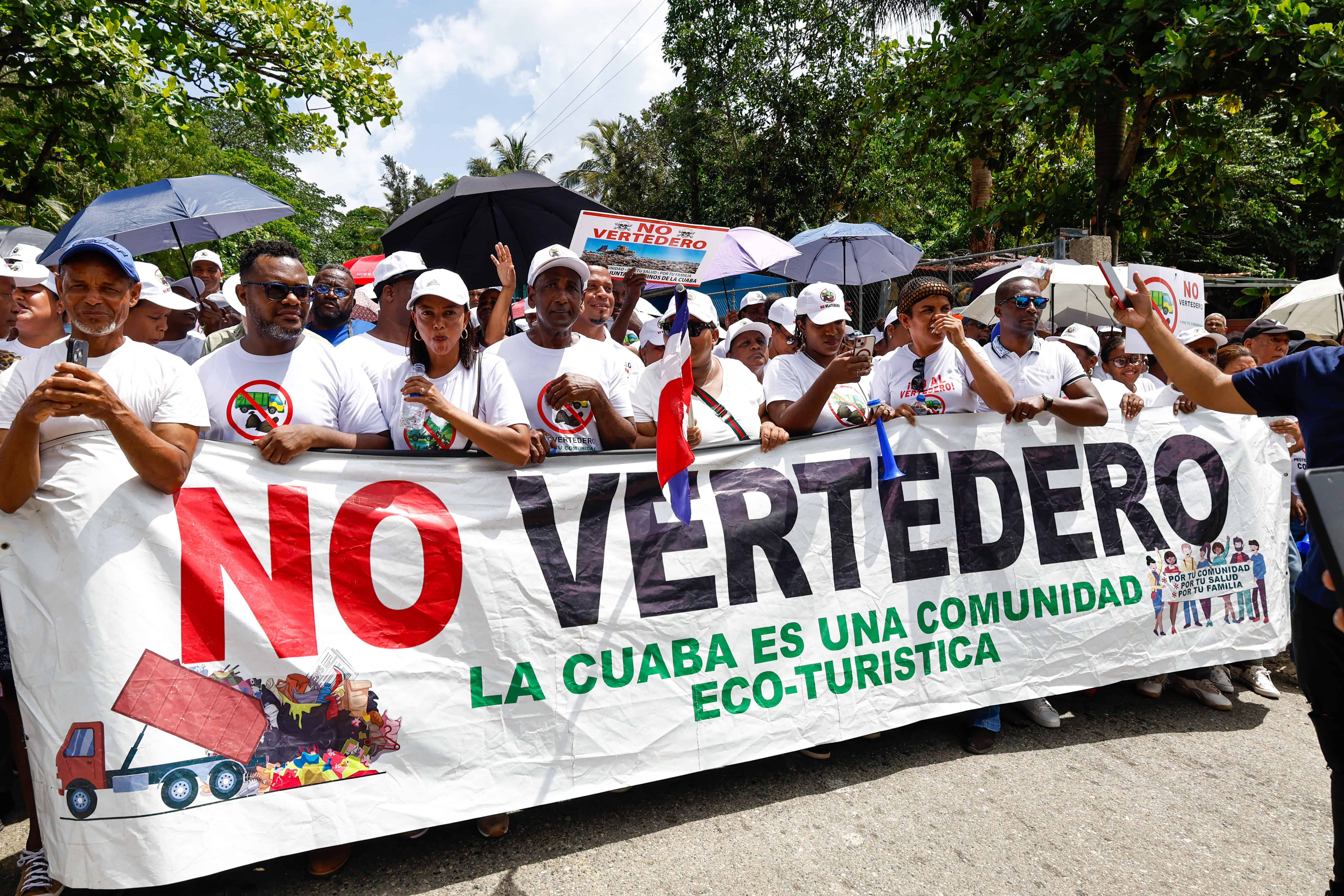 Comunitarios caminaron sosteniendo una gran pancarta de rechazo al proyecto.
