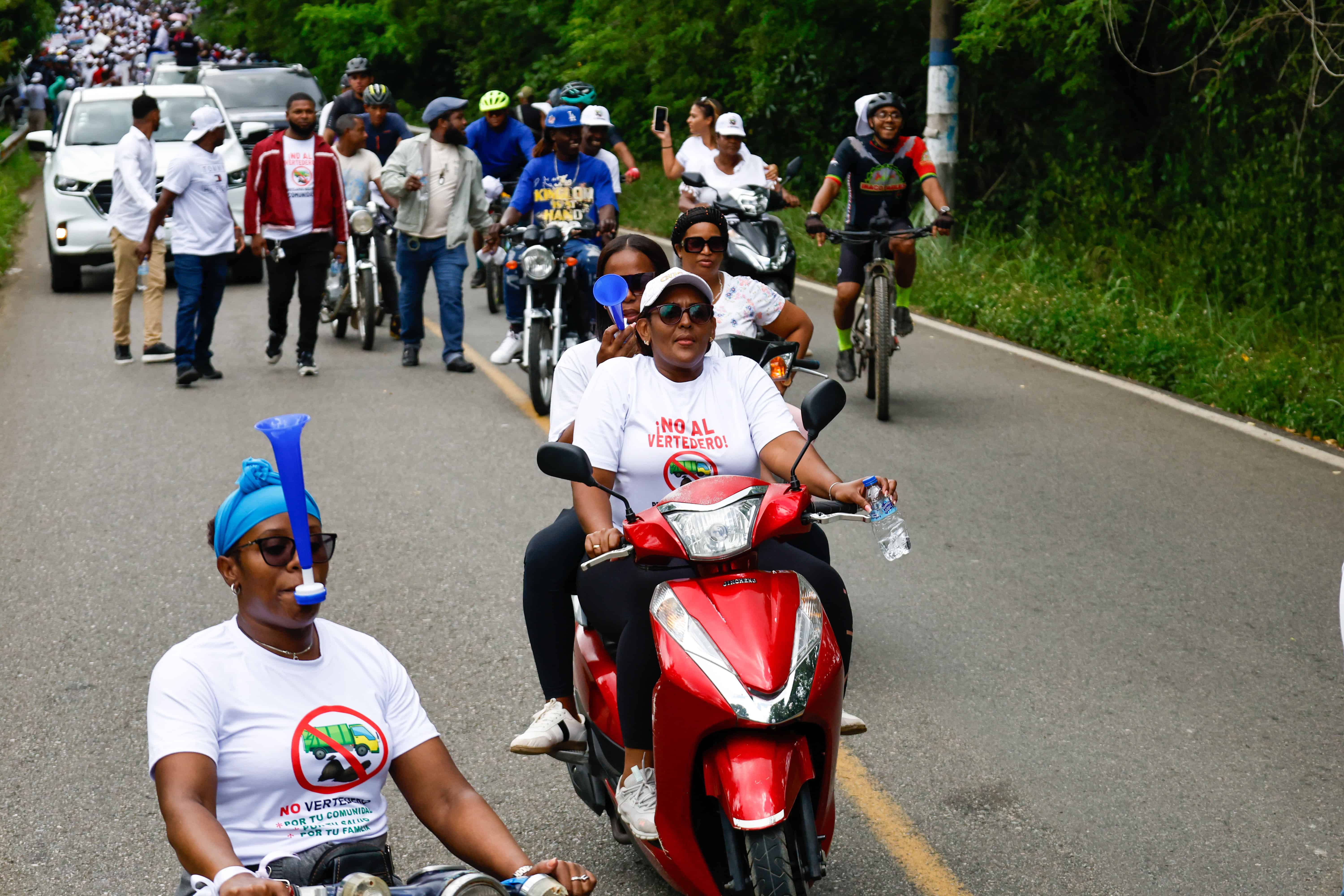 A medida que la marcha iba transcurriendo, las personas se sumaban en bicicletas, carros y pasolas.