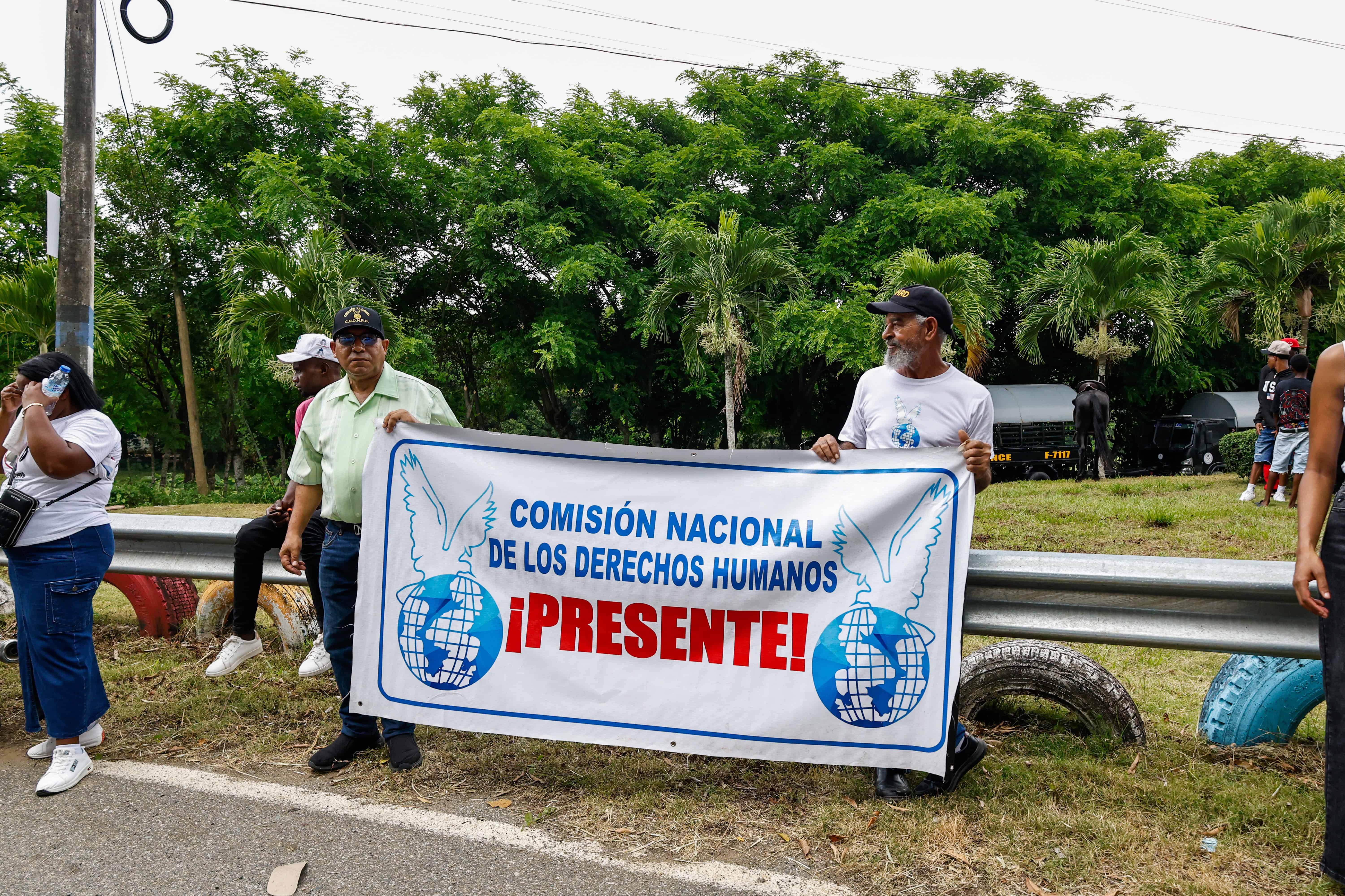 Representantes de la Comisión Nacional de Derechos Humanos apoyaron la manifestación.