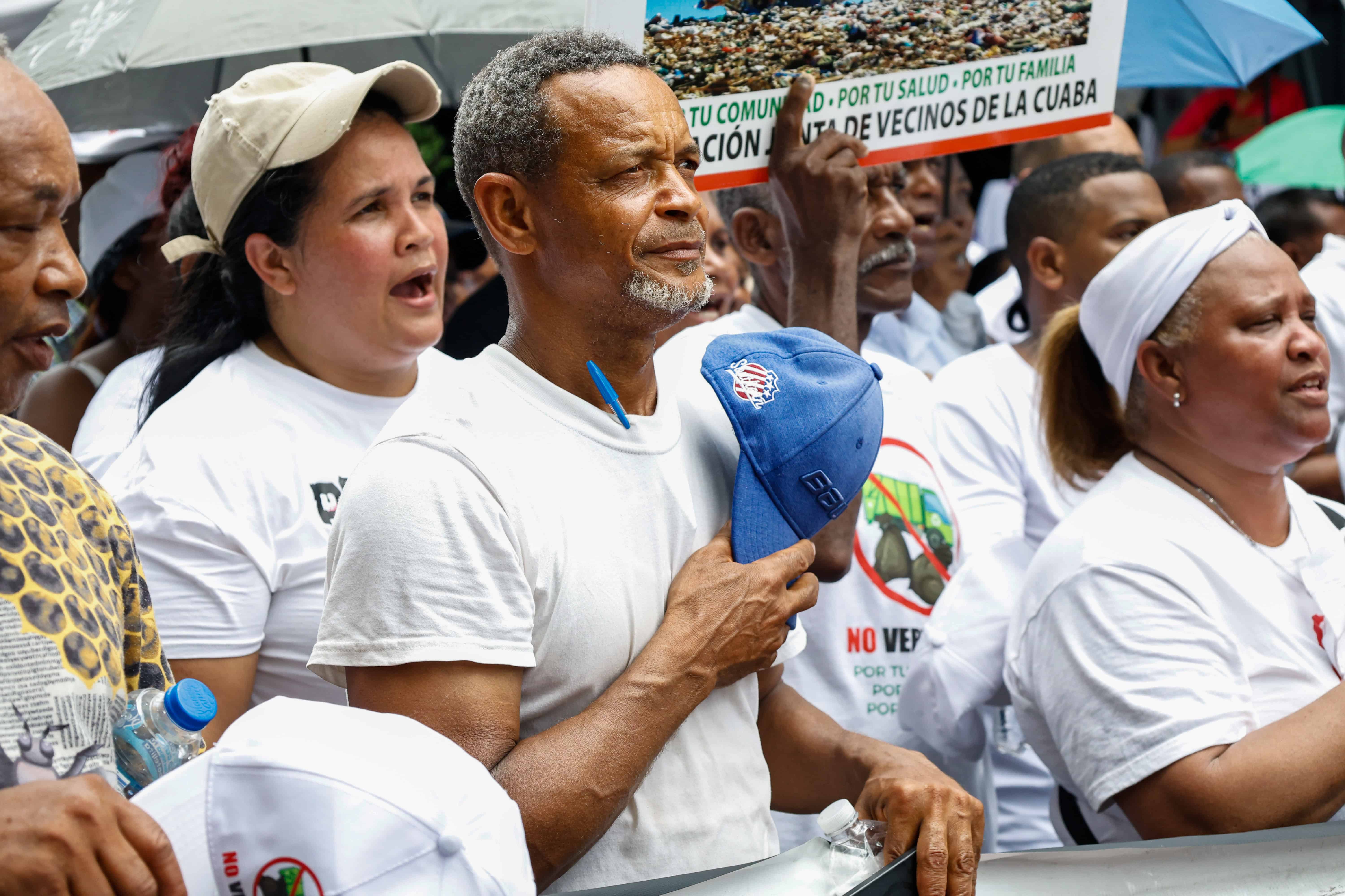 Los comunitarios cantaron el himno nacional antes de que los líderes comunitarios ofrecieran algunas palabras a los asistentes.