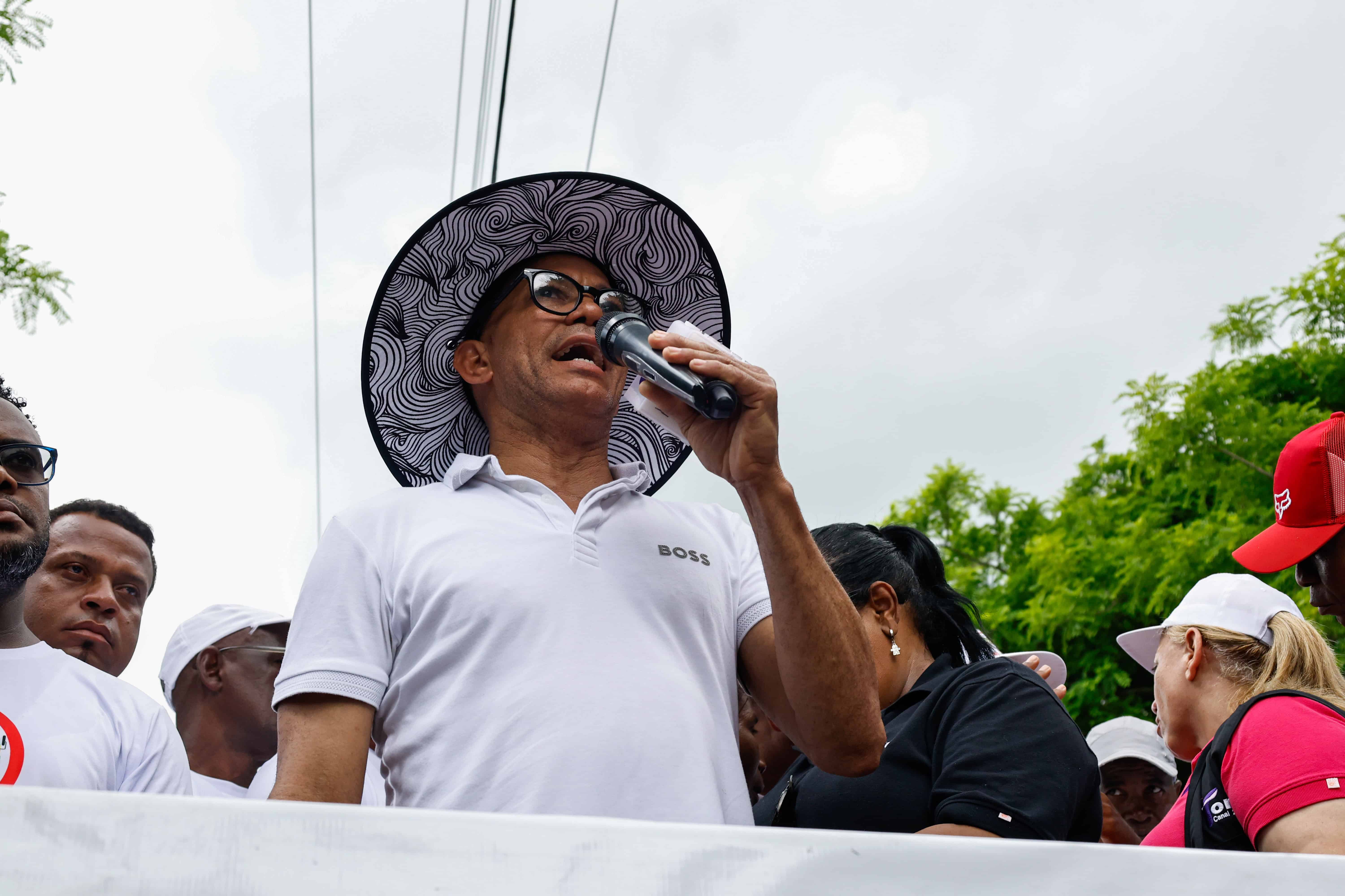 José Miguel Buret, residente en La Cuaba, al pronunciar algunas palabras a los asistentes a la marcha.