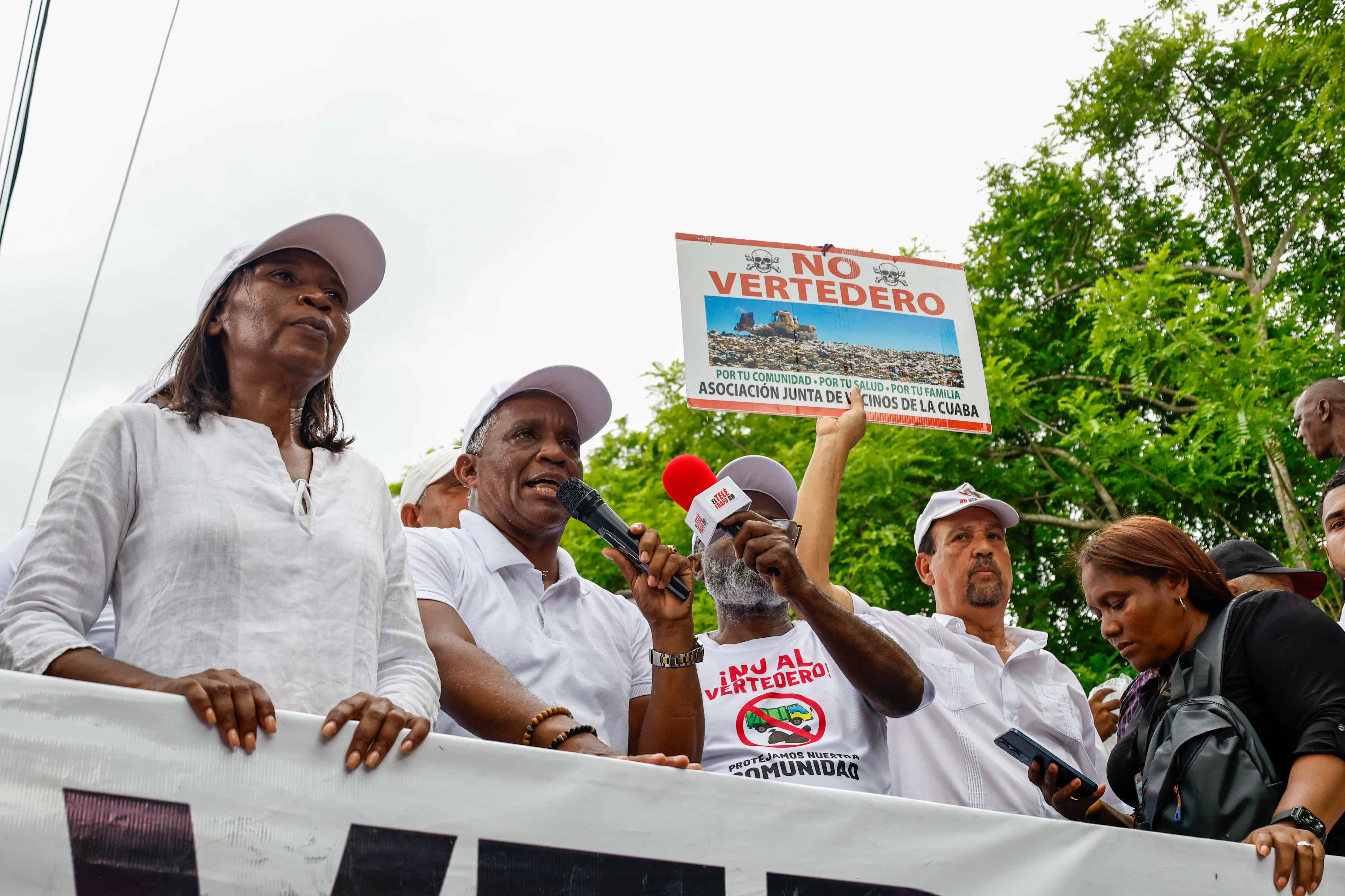 Fabio Correa habló a los presentes a la marcha.