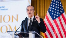 Abinader advierte riesgos que enfrentan sociedades democr&aacute;ticas al ceder libertad por seguridad