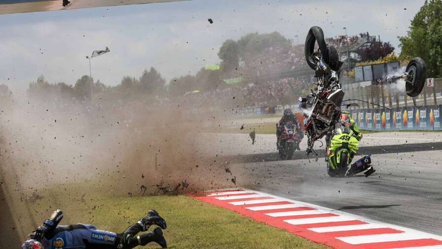 VIDEO | &Aacute;lex M&aacute;rquez sufre dos fracturas tras su accidente en Catalu&ntilde;a y ser&aacute; operado este domingo
