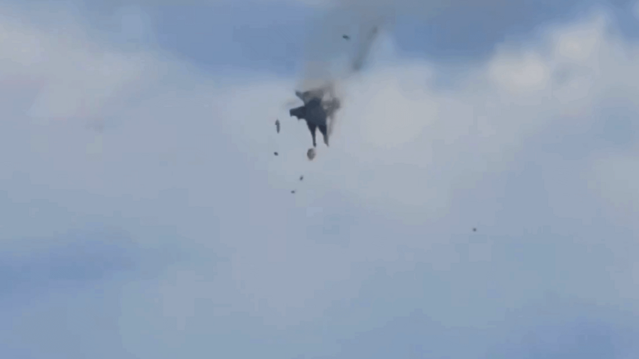 Cuatro tripulantes se eyectaron a salvo tras choque de aviones durante espect&aacute;culo a&eacute;reo en Idaho
