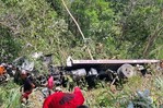 Mueren dos hombres al caer cami&oacute;n gr&uacute;a por precipicio en carretera La Vega-Jarabacoa