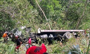 Mueren dos hombres al caer cami&oacute;n gr&uacute;a por precipicio en carretera La Vega-Jarabacoa