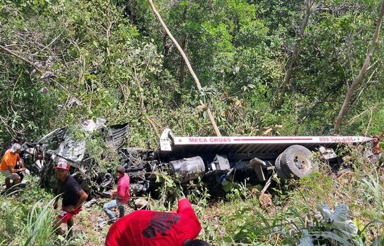 Mueren dos hombres al caer cami&oacute;n gr&uacute;a por precipicio en carretera La Vega-Jarabacoa