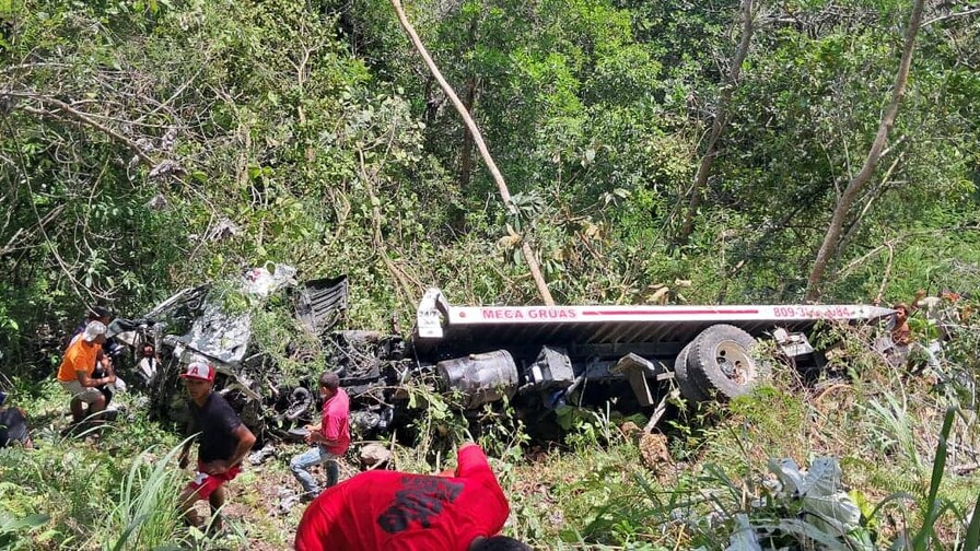 Mueren dos hombres al caer cami&oacute;n gr&uacute;a por precipicio en carretera La Vega-Jarabacoa