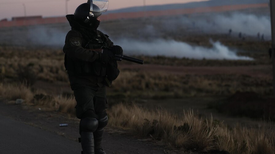 Defensoría reporta 47 detenidos y 5 heridos en jornada de desbloqueo de vías en Bolivia Defensoría reporta 47 detenidos y 5 heridos en jornada de desbloqueo de vías en Bolivia