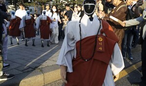 El primer monje robot de Corea del Sur desfila en Seúl para marcar el cumpleaños de Buda