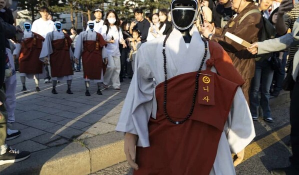 El primer monje robot de Corea del Sur desfila en Se&uacute;l para marcar el cumplea&ntilde;os de Buda