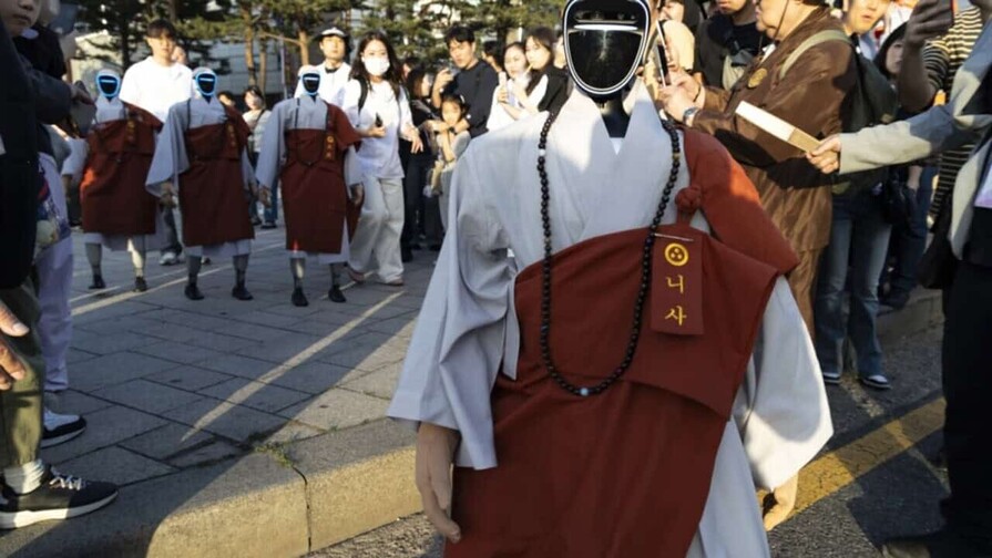 El primer monje robot de Corea del Sur desfila en Seúl para marcar el cumpleaños de Buda El primer monje robot de Corea del Sur desfila en Seúl para marcar el cumpleaños de Buda
