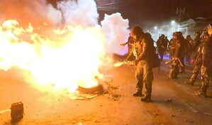 Polic&iacute;a y ej&eacute;rcito se enfrentan con manifestantes en Bolivia para desbloquear carreteras