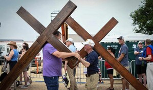 La Administraci&oacute;n Trump promueve los or&iacute;genes cristianos de EE. UU. en un festival de oraci&oacute;n