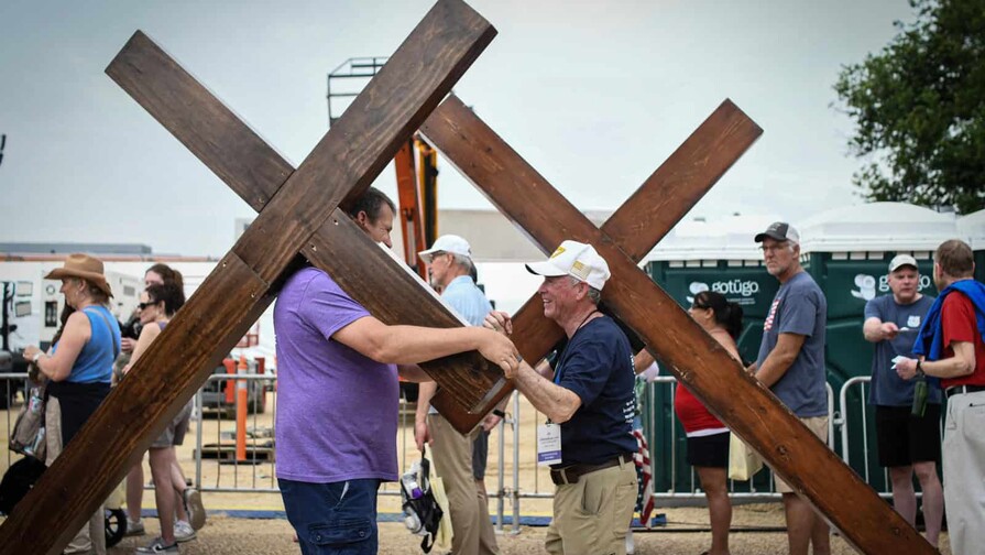 La Administraci&oacute;n Trump promueve los or&iacute;genes cristianos de EE. UU. en un festival de oraci&oacute;n