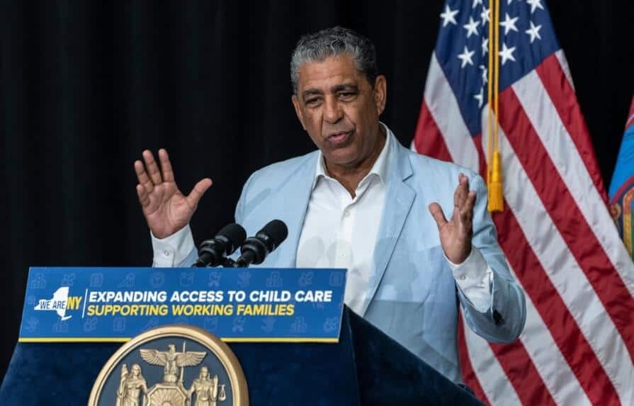 Adriano Espaillat celebra fallo que mantiene la ciudadan&iacute;a por nacimiento en EE. UU.