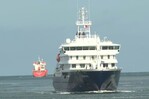 El crucero afectado por brote de hantavirus llega al final de su travesía