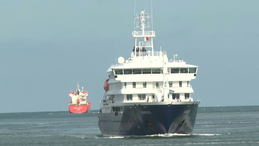 El crucero afectado por brote de hantavirus llega al final de su travesía El crucero afectado por brote de hantavirus llega al final de su travesía