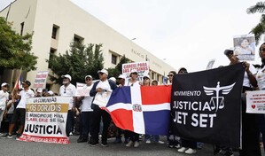 Familiares de v&iacute;ctimas del caso Jet Set marchan frente al Palacio de Justicia para exigir sanciones