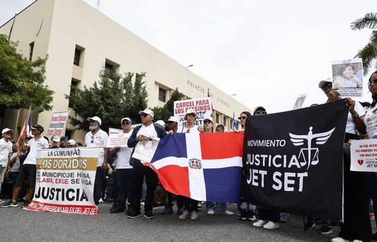 Familiares de v&iacute;ctimas del caso Jet Set marchan frente al Palacio de Justicia para exigir sanciones