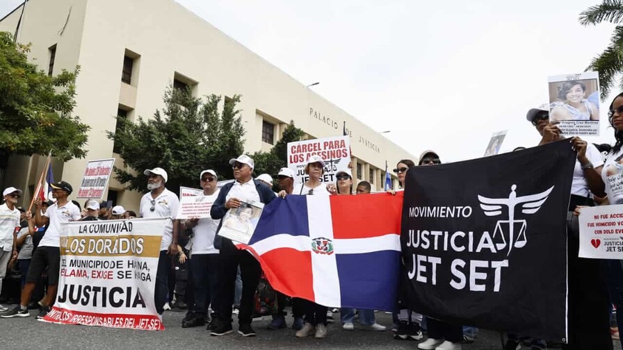 Familiares de v&iacute;ctimas del caso Jet Set marchan frente al Palacio de Justicia para exigir sanciones