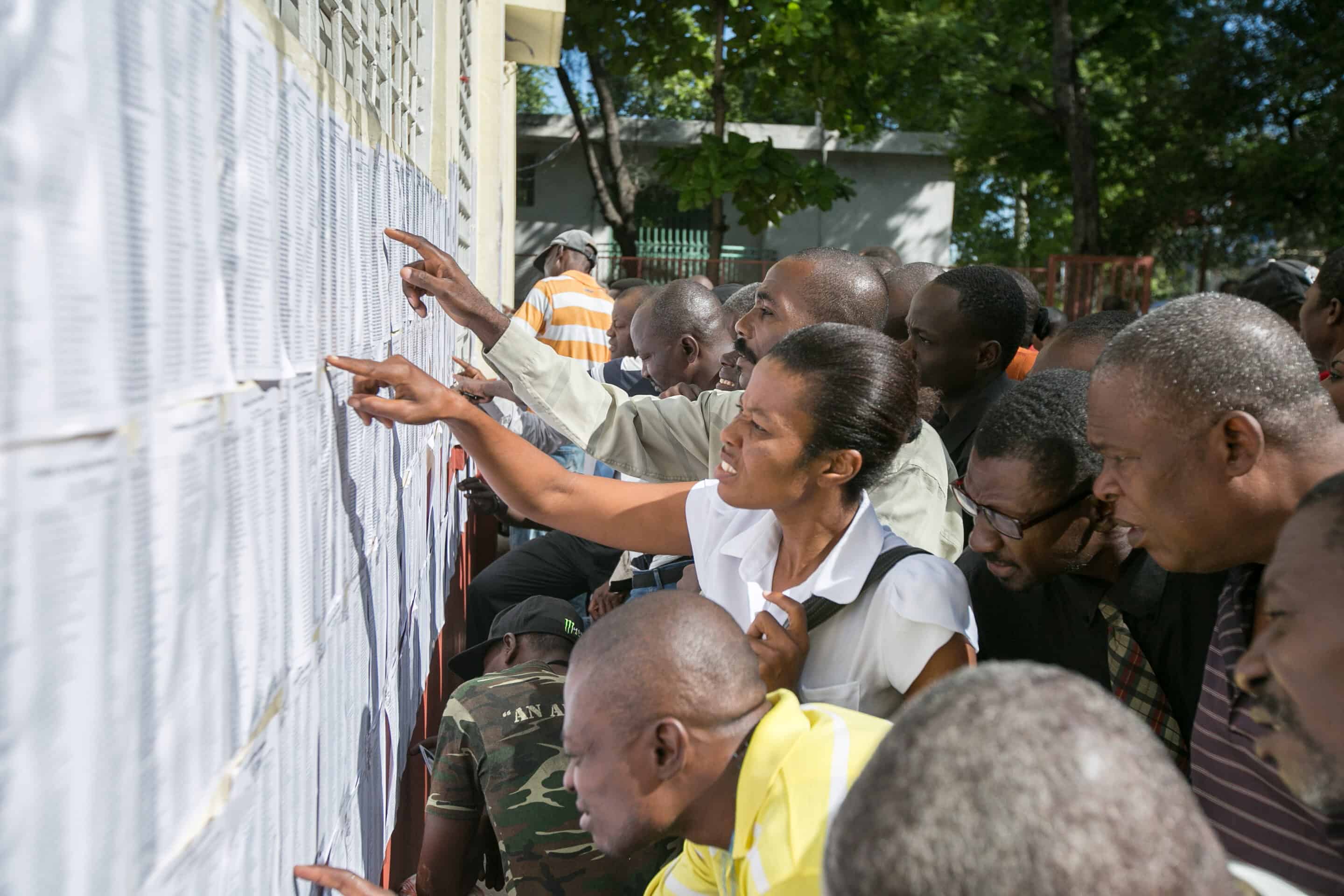 Votantes buscando sus mesas de elección el domingo 25 de octubre de 2015, en Puerto Príncipe (Haití). 